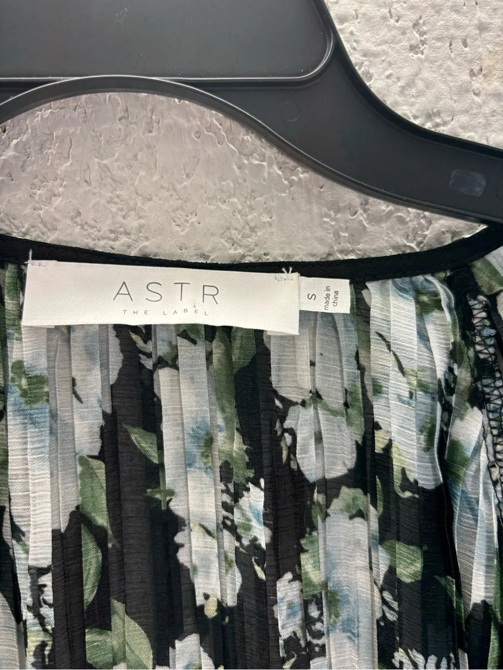 Astr Abstract Green and Black V-Neck Cropped Blouse